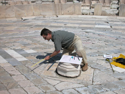 Relevé de la dalle située au centre de l'orchestra du théâtre de Dionysos à Athènes par N. Bresch (IRAA) . © J.-Ch. Moretti